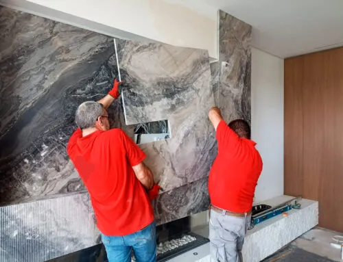 Instalación de revestimiento de mármol en obra